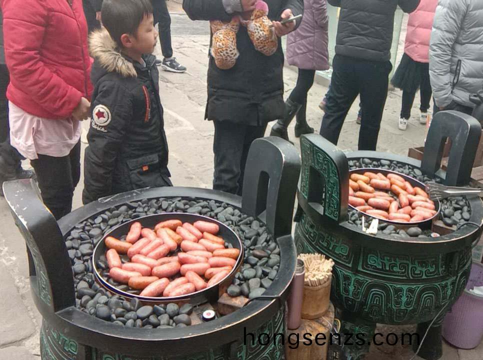 漢伯尅石(shi)鍋烤腸(chang)貴陽廟會倍受(shou)歡迎